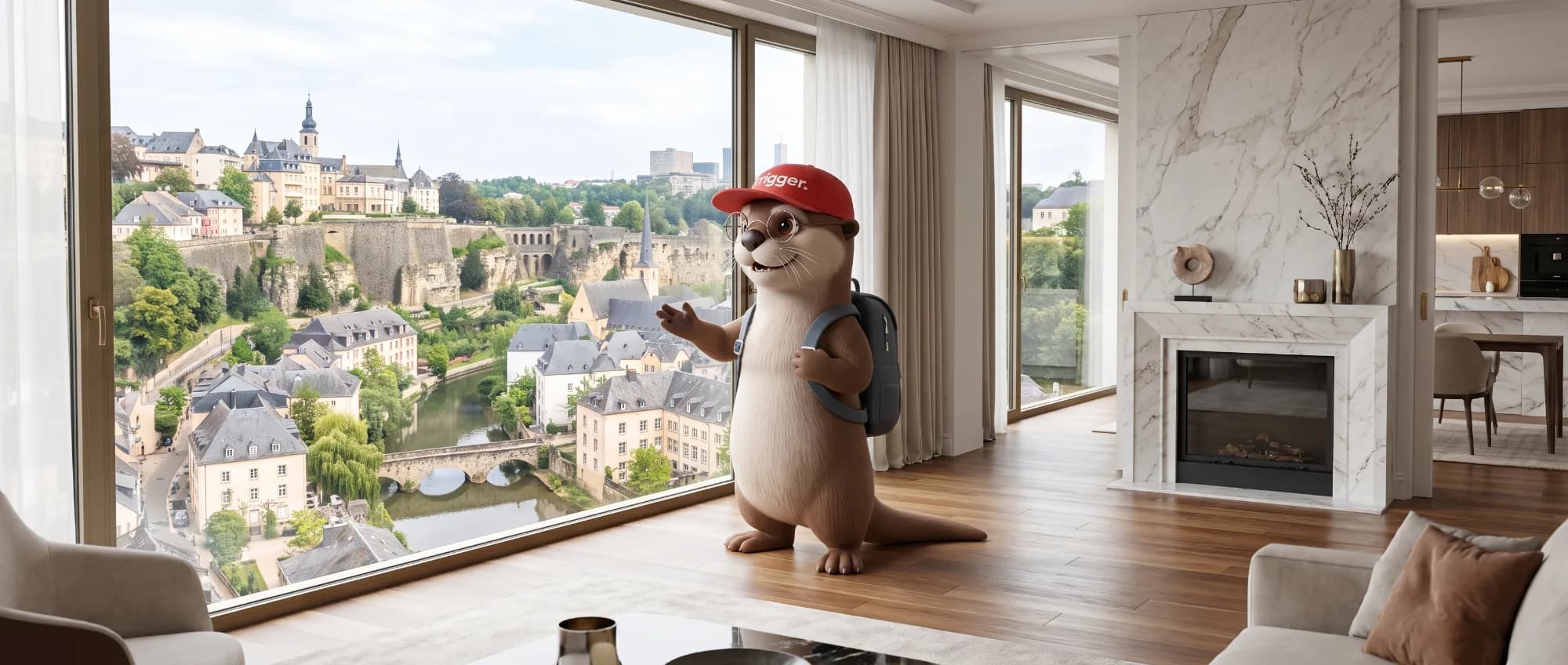La loutre trigger avec son sac à dos admire la vue sur le Grund depuis un appartement moderne à Luxembourg.